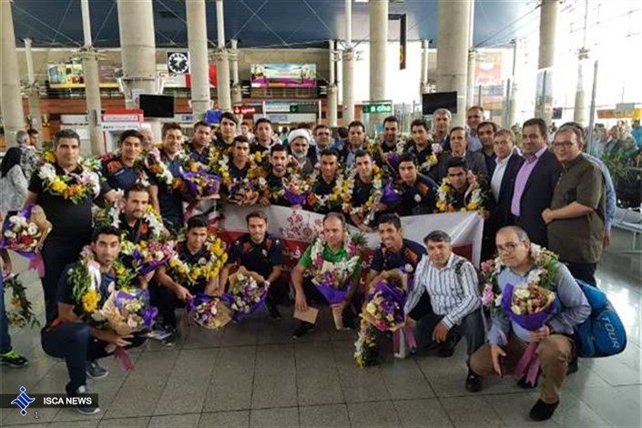 قهرمان‌های ایرانی وارد تهران شدند + عکس