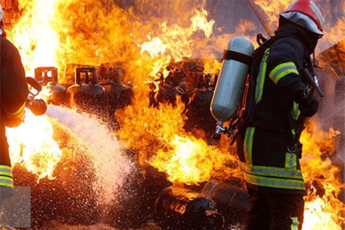 مصدومیت دو آتش نشان در انفجار کارگاه شارژ گاز مایع ‌قم + عکس
