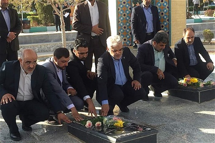  ادای احترام سرپرست دانشگاه آزاد اسلامی به مقام شامخ شهدای گمنام
