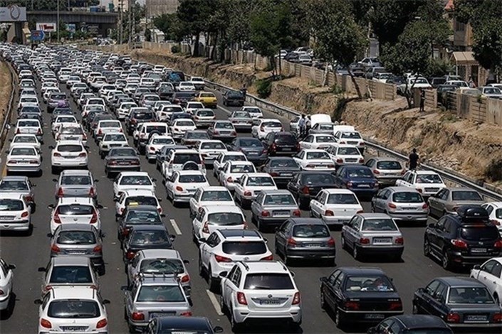 ترافیک سنگین در آزادراه کرج-تهران/لزوم استفاده از زنجیر چرخ در محورهای کوهستانی و برف گیر کشور 