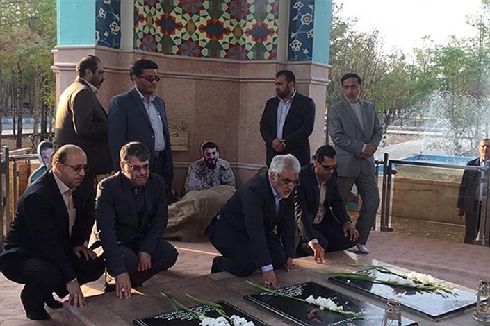 ادای احترام دکتر طهرانچی به شهدای گمنام دانشگاه آزاد اسلامی کاشان