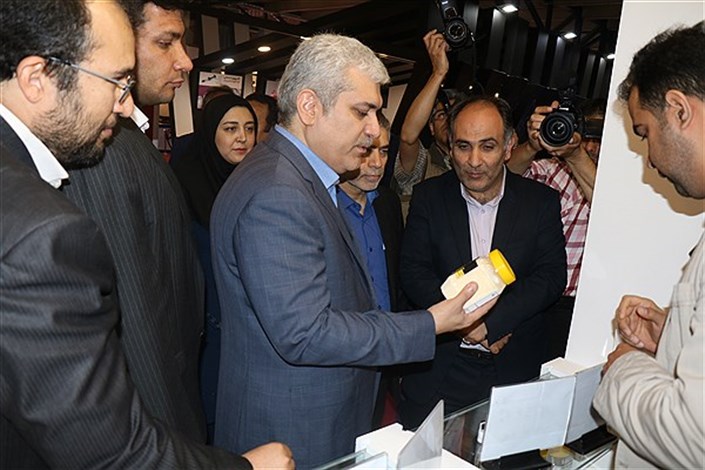 دکتر ستاری از غرفه دانشگاه آزاد اسلامی در نمایشگاه فناوری های نانو بازدید کرد
