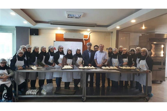 آشنایی دانشجویان صنایع غذایی دانشگاه آزاد با مراحل پخت نان های صنعتی
