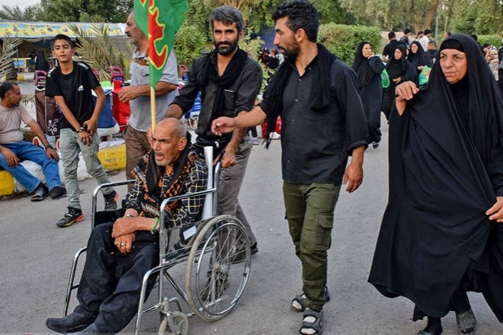 تامین ویلچر برای زائران حسینی توسط بهزیستی در مرز مهران