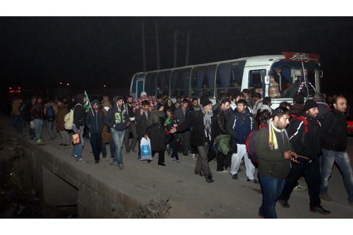 کرایه اتوبوس از مهران تا تهران 500 هزار تومان/شب سخت زائران در مرز مهران و بی تدبیری مسئولان