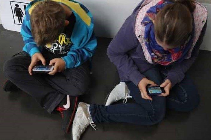 مضرات استفاده از تلفن همراه هوشمند برای کودکان و نوجوانان