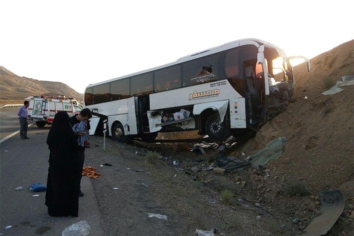 برخورد اتوبوس با کوه در آزاد راه قزوین - رشت/3نفر مصدوم شدند