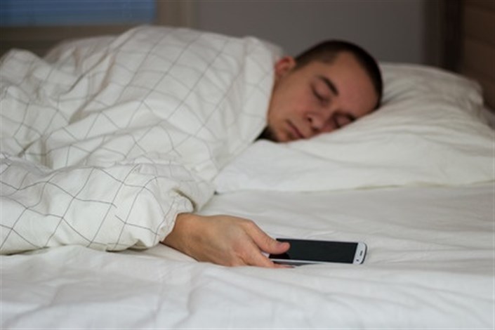تلفن همراه را هنگام خواب از خود دور کنید