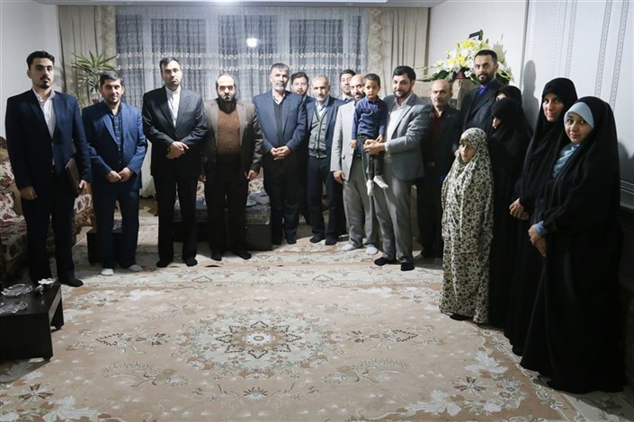 جمعی از مدیران دانشگاه آزاد با خانواده شهید صدرزاده دیدار کردند