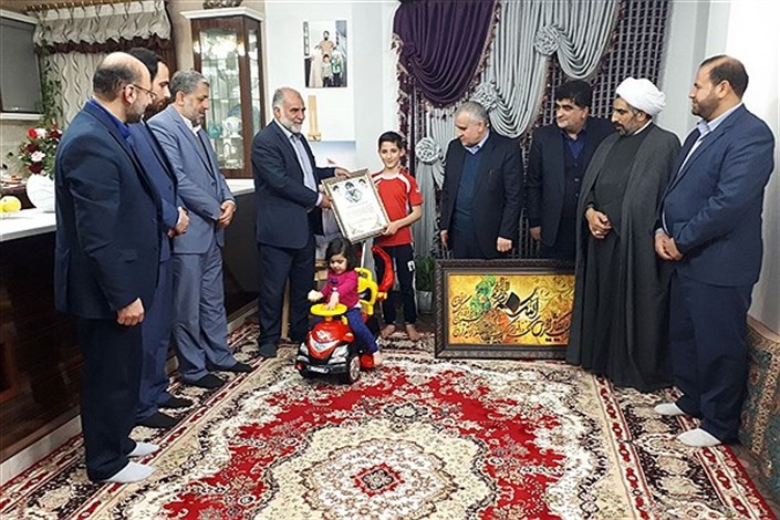 دیدار رئیس سازمان سما دانشگاه آزاد اسلامی با خانواده شهید مدافع حرم واحد ساری