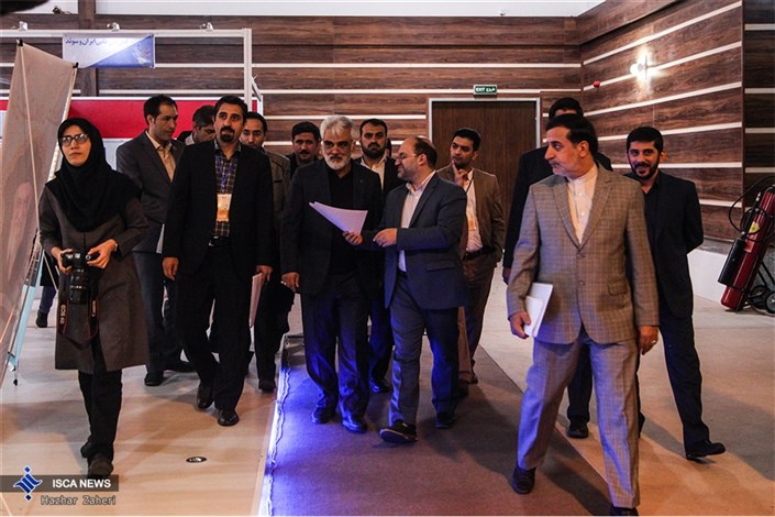 رئیس دانشگاه آزاد اسلامی از نمایشگاه فن بازار بازدید کرد
