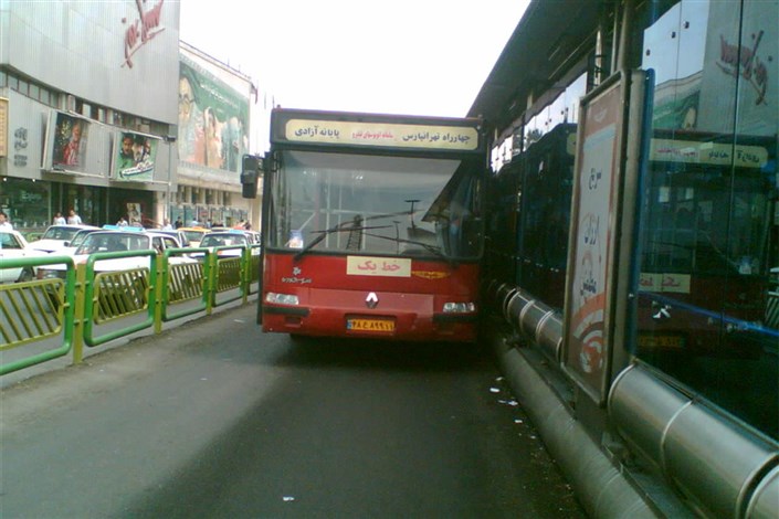 از هوش رفتن یکباره راننده اتوبوس BRT در خیابان آزادی