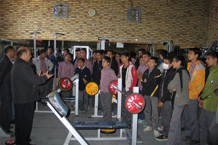 بازدید دانش‌آموزان از امکانات آموزشی و آزمایشگاهی دانشگاه آزاد واحد شاهرود