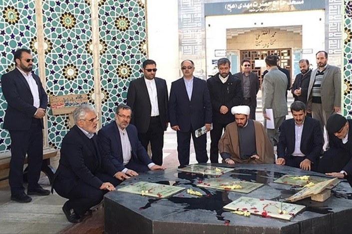 ادای احترام دکتر طهرانچی به شهدای گمنام دانشگاه آزاد اسلامی مشهد