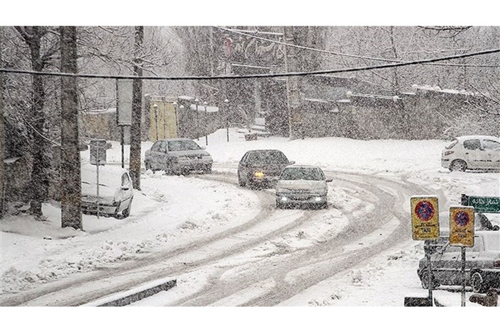 تداوم بارش برف و باران در اکثر جاده های کشور/رانندگان از زنجیر چرخ استفاده کنند