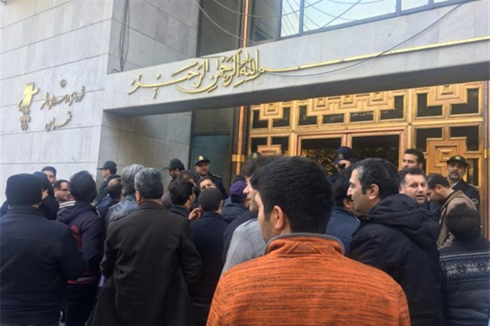 تجمع اعتراضی پیمانکاران شهرداری در مقابل شورای شهر تهران