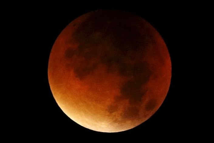 طلوع «ابر ماه خون» بر فراز زمین