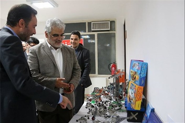 بازدید رئیس دانشگاه آزاد اسلامی از شرکت های مستقر در مرکز رشد واحد یزد