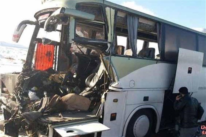 تصادف اتوبوس در زنجان  12 مصدوم به جای گذاشت