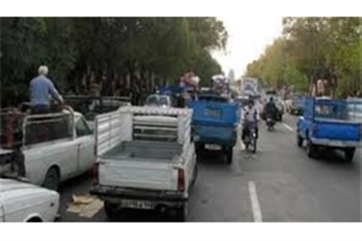تجمع عده ای  از رانندگان وانت‌بار پلاک عمومی در مقابل شورای شهر تهران