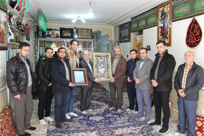  دانشگاهیان دانشگاه علوم پزشکی آزاد اسلامی تهران با خانواده شهید حججی دیدار کردند