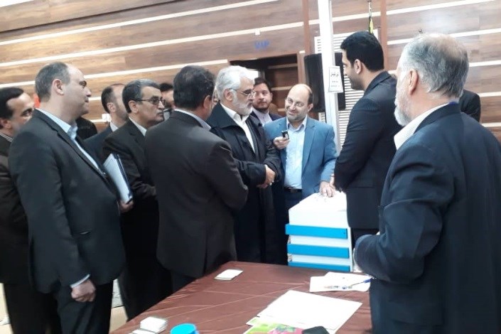 دکتر طهرانچی  از دومین نمایشگاه فن‌بازار دانشگاه آزاد اسلامی بازدید کرد