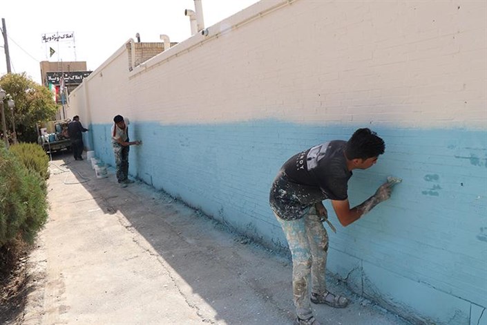 کودکان و  دانش آموزان کوچه ها،دیوارها و جداره های شهری  را رنگ آمیزی می کنند