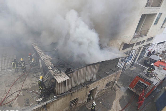 جزئیات آتش‌سوزی در یک انبار لوله‌های پلی‌ اتیلن در کرج