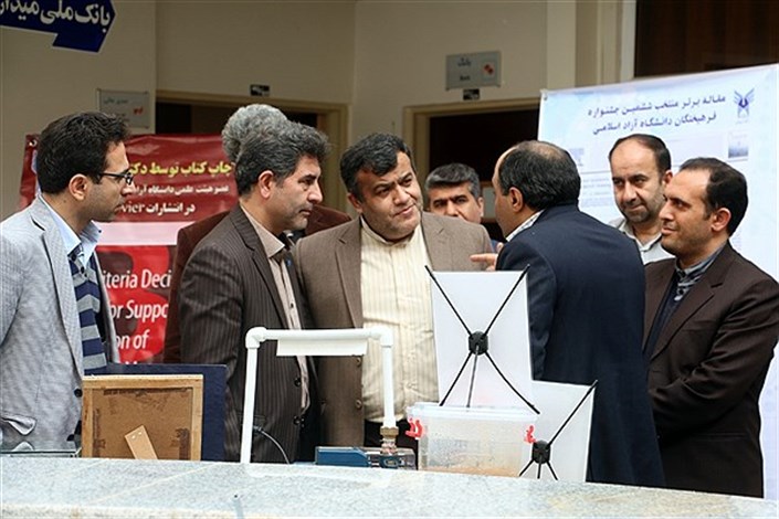 دکتر طهماسب کاظمی از نمایشگاه دستاوردهای پژوهشی دانشگاه آزاد اسلامی استان سمنان بازدید کرد