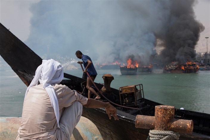 6 فروند قایق در خور بندزرک در آتش سوخت /تخلیه مواد نفتی در دریا جرم است