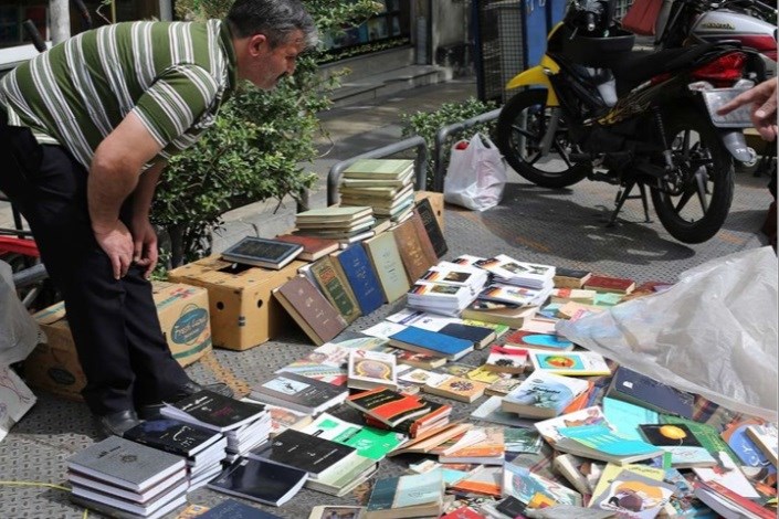 ساماندهی بساط دستفروشان کتاب در تهران