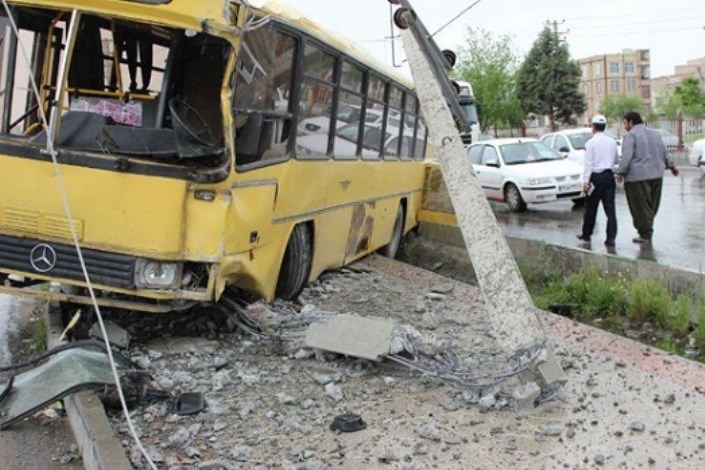 برخورد اتوبوس خط واحد با تیرچراغ برق در شیراز