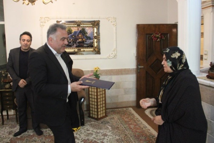  دیدار مسئولین دانشگاه قزوین با خانواده دوتن از شهدای تاکستان