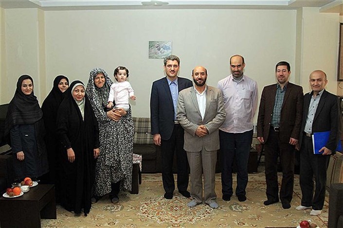 دیدار مسئولان دانشگاه آزاد اسلامی با خانواده شهید شریف زیارانی