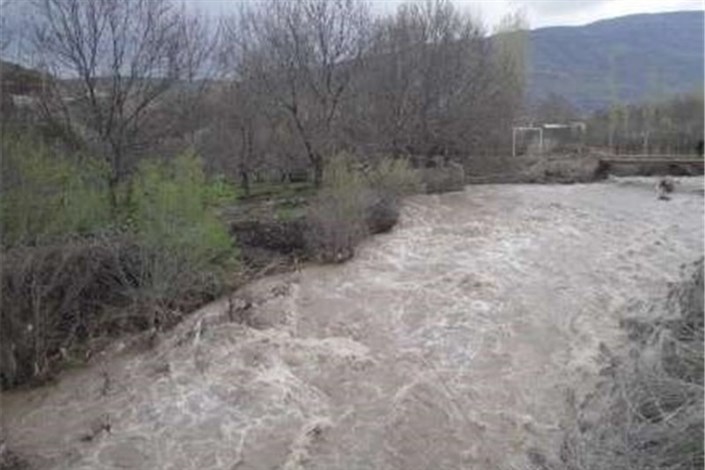  رودخانه  محور قدیم خرم آباد - پل دختر طغیان کرد/جاده‌ها به شدت لغزنده هستند