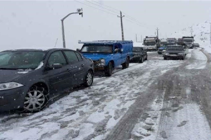 جاده  هراز به دلیل بارش برف مسدود شد