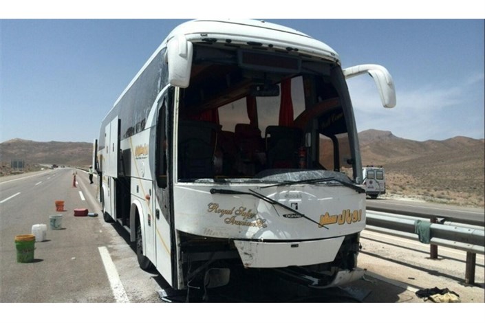  جزئیات تصادف  اتوبوس  با دو دستگاه سواری در محور قم تهران/تصادفات 24 ساعت پیش