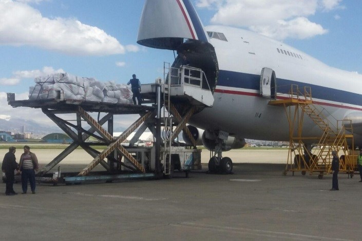 محموله اقلام امدادی و موادغذایی توسط نیروی هوایی ارتش به خوزستان ارسال شد