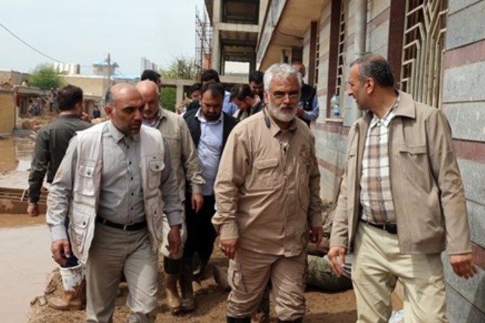 رئیس دانشگاه آزاد اسلامی از مناطق سیل زده خوزستان بازدید کرد