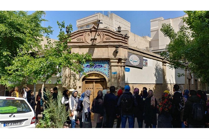 پرسه در شهر/ گردشگری پیاده در محله ها ی حصار ناصری و بازدید از خانه های تاریخی
