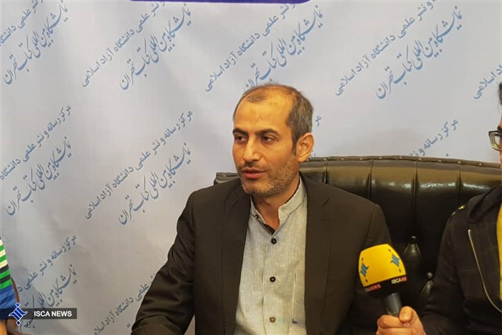 بازدید رئیس مرکز رسانه و نشر علمی دانشگاه آزاد اسلامی از نمایشگاه کتاب تهران