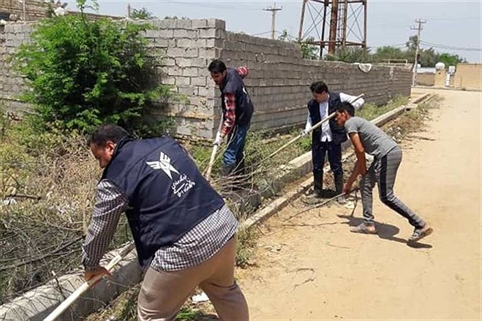 نیروهای جهادی دانشگاه آزاد منازل و معابر مناطق سیل زده خوزستان را پاکسازی کردند