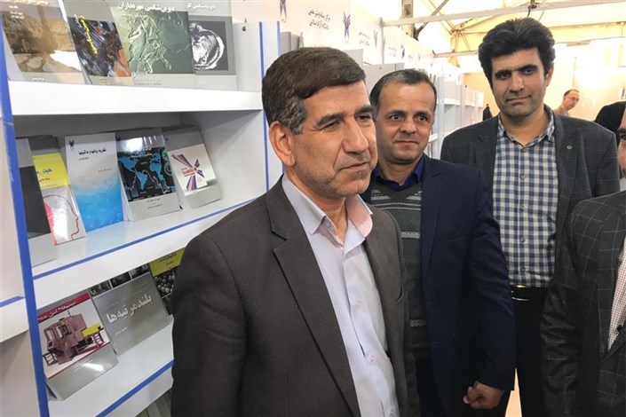 بازدید رئیس دانشگاه آزاد استان البرز از نمایشگاه کتاب