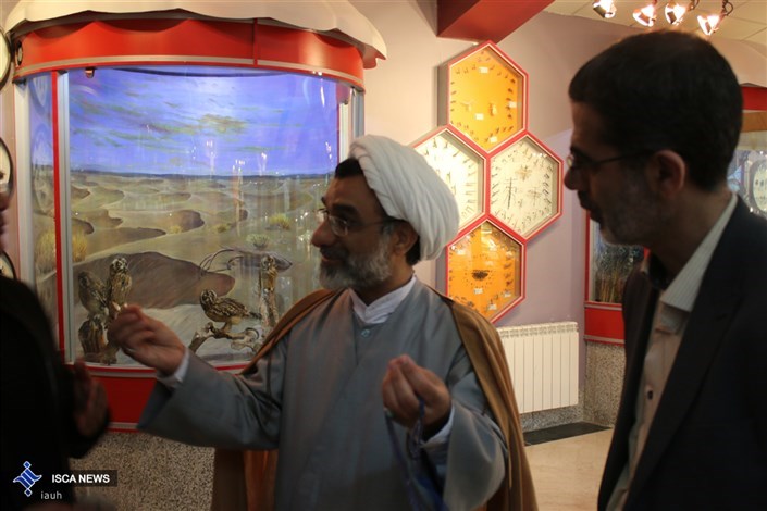 بازدید حجت الاسلام خسروپناه از موزه آمادای در دانشگاه آزاد واحد همدان
