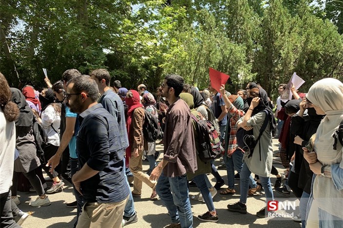 دانشجویان دانشگاه تهران در پی اتفاقات اخیر دانشگاه تجمع می کنند