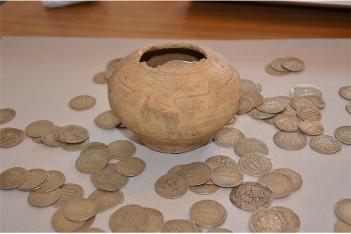 کشف 727 قطعه سکه تاریخی دوران اشکانیان  در" لامرد"/قاچاقچی عتیقه دستگیر شد
