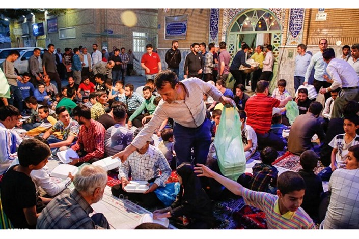 پهن شدن سفره افطار برای بیش از هزار نفر از ساکنان محله هرندی+عکس