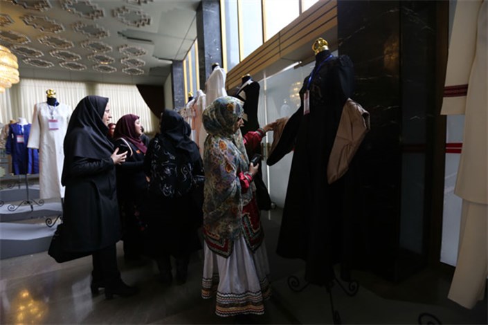 استقبال مردم از تعویض چادر نماز و مشکی با چادر نو در نمایشگاه گوهر زیبایی 