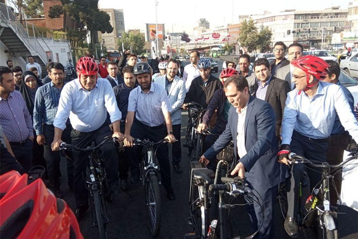 وزیر جوان  پدر عیالش را به دوچرخه سواری دعوت کرد