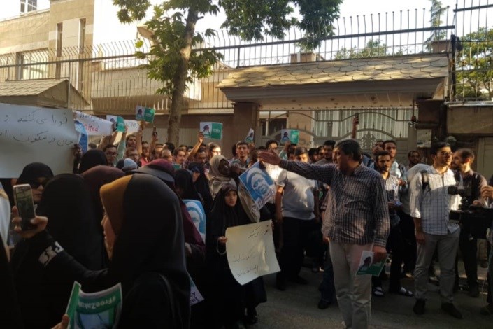 تجمع اعتراض آمیز دانشجویان به بازداشت شیخ زکزاکی مقابل سفارت نیجریه